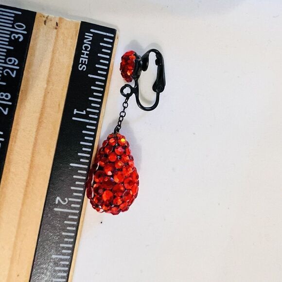 Vintage Beautiful Red Rhinestone Cluster Earrings Clip On Dangle Teardrop 4596 - Picture 5 of 6